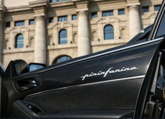 facciata borsa di Milano e auto di lusso