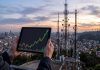 tablet con grafico a candele e sullo sfondo antenna Tlc