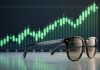 Azioni EssilorLuxottica: +20% in una settimana. Come regolarsi adesso? occhiali e grafico al rialzo (immagine AI)