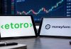 tablet con loghi eToro e Moneyfarm (AI)