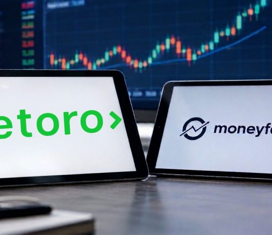 tablet con loghi eToro e Moneyfarm (AI)